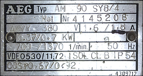 M&aelig;rkeplade fra en AEG Dahlander motor med konstant moment, &Delta;/YY.