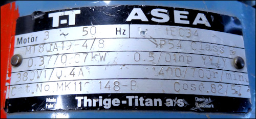 M&aelig;rkeplade fra en ASEA Thrige-Titan Dahlander motor med ventilator moment, &Delta;/YY.
