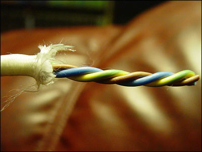 Fyldgarn klippes bort.