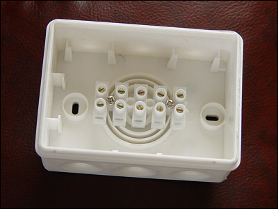 Klemr&aelig;kke fastgjort i bunden af membrand&aring;sen