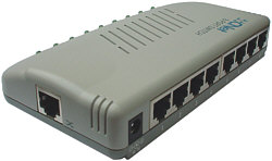 8-ports switch med en uplink-port i enden. Den er delt med port 1 så kun én af dem kan bruges af gangen.